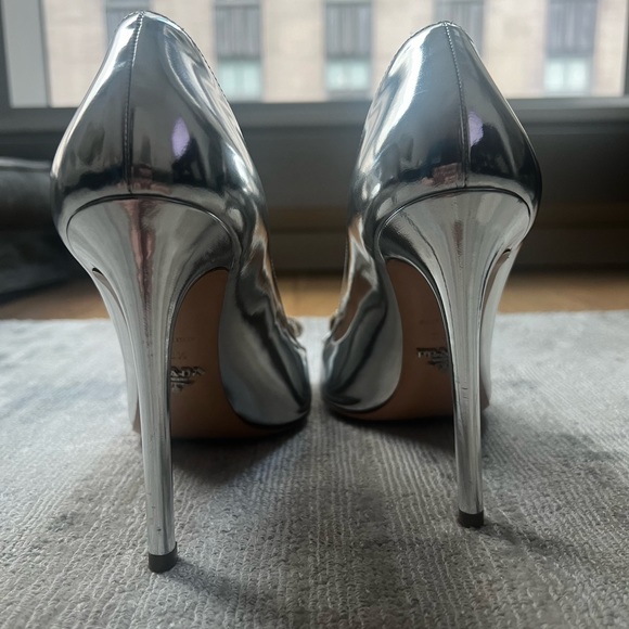 Prada Silver Metallic Swarovski Crystal Medallion Pumps, Size 39.5/9.5 - Picture 3 of 10